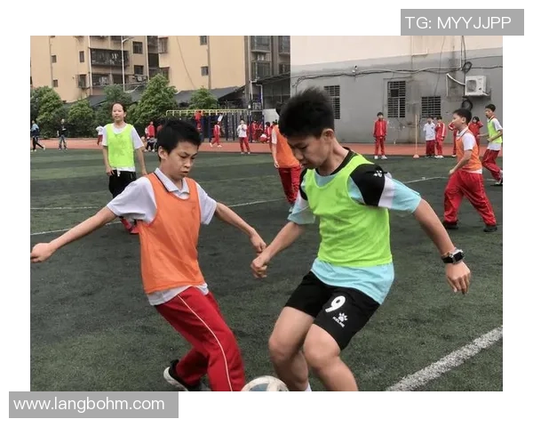 足球明星头顶球技艺大比拼展现惊人技巧与默契配合的精彩瞬间