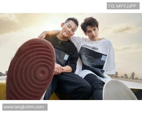 苏醒与足球明星亲密合影高清展示尽显运动魅力与友谊温暖 苏醒与足球明星亲密合影高清展示尽显运动魅力与友谊温暖