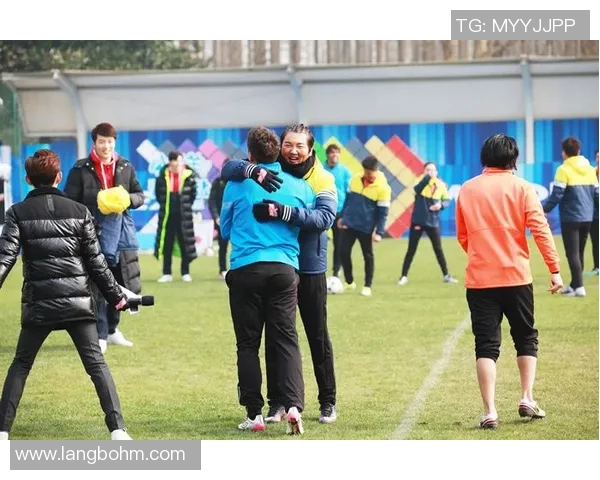 足球明星下车瞬间佩戴耳机展现时尚风采引发粉丝热议 足球明星下车瞬间佩戴耳机展现时尚风采引发粉丝热议