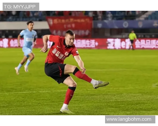 足球明星球员霸气展现无遗引领赛场风潮的魅力与实力